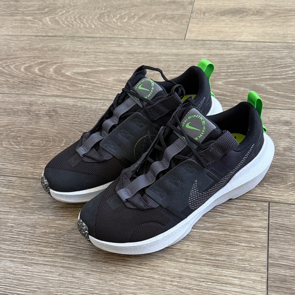 NWOT Youth Big Boys Nike Black and Green Sneakers. Size 5.5